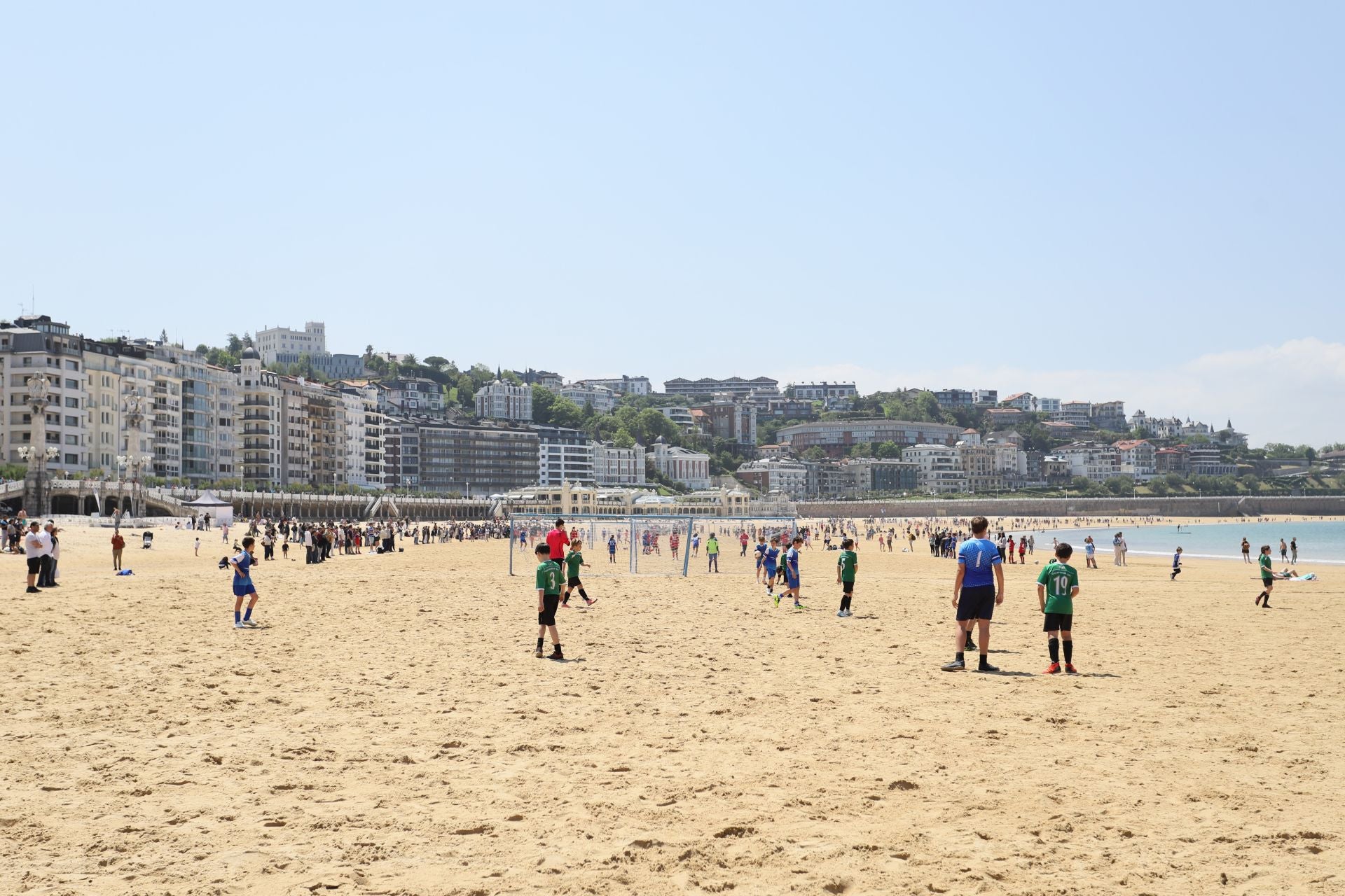 Gran ambiente en las finales del fútbol escolar en la playa de La Concha