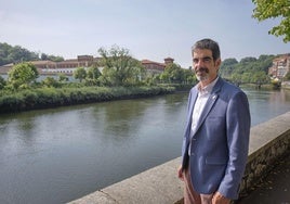 El alcalde Goia, ante los cuartes de Loiola donde prevé construir viviendas.