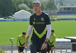 Imanol Alguacil delante de Martin Zubimendi antes del entrenamiento de este sábado en Zubieta.
