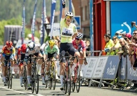 Mischa Bredewold (SD Worx) celebra su victoria en la segunda etapa de la Itzulia Women.