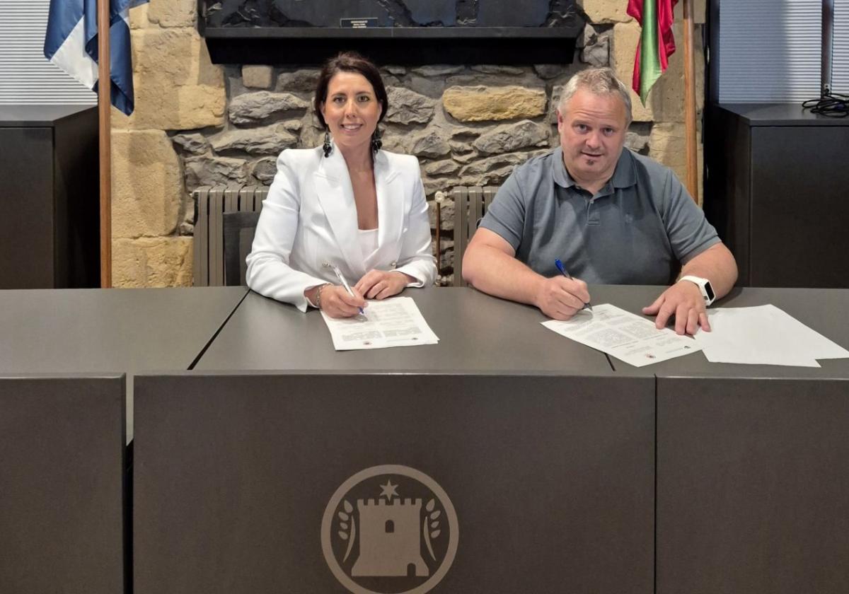 La presidenta de la ATTG, Azahara Domínguez, y el teniente de alcalde de Oiartzun, Agustin Lekuona, firmando el convenio.