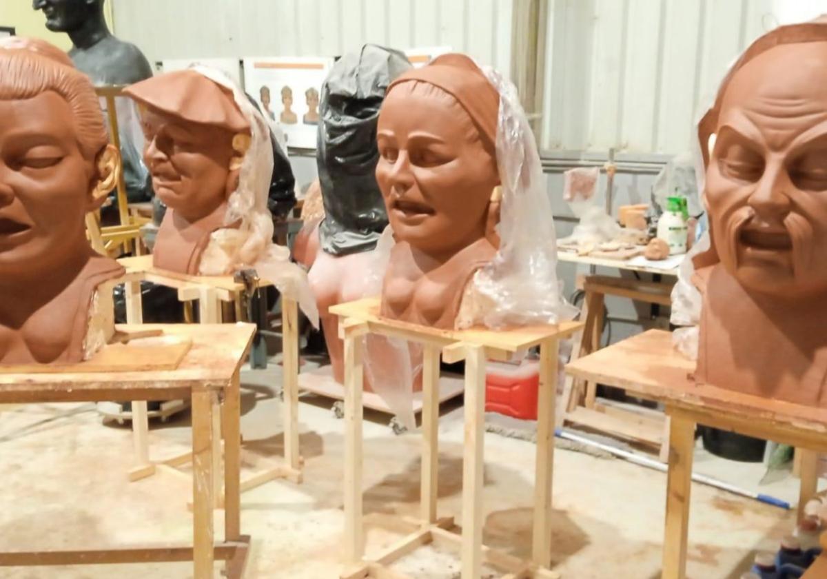 Una imagen del proceso de elaboración de los nuevos cabezudos, que ha realizado Eskuartean.