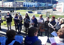 El grupo de Elgeta Kantuan ofrece uno de sus repertorios callejeros de canciones populares.