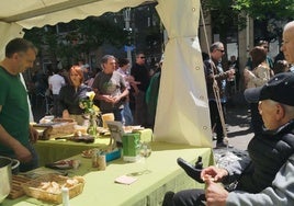 Amplia oferta. Seis bodegas participaron en la fiesta, que se aderezó con hamburguesas, queso y pintxos.