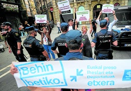 Víctimas de ETA irrumpen en un acto de Sare pero la Policía les mantiene a distancia
