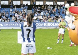 Amaiur se despide de la afición de Zubieta tras jugar su último partido en casa como txuri-urdin .