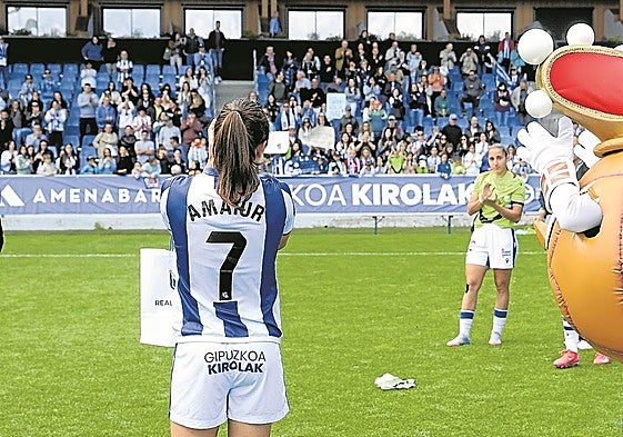 Amaiur se despide de la afición de Zubieta tras jugar su último partido en casa como txuri-urdin .