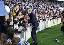 Imanol saluda a los aficionados al finalizar el partido.