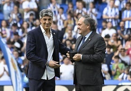 Imanol recibió el reconocimiento del club entre aplausos de la afición.