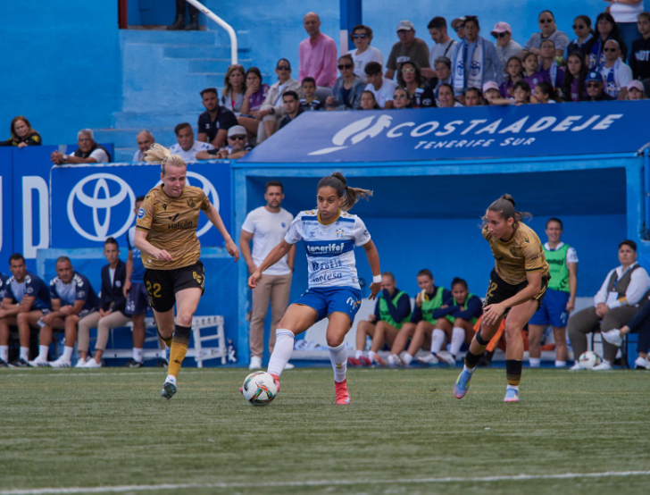 Las jugadoras de la Real persiguen a una del Tenerife.