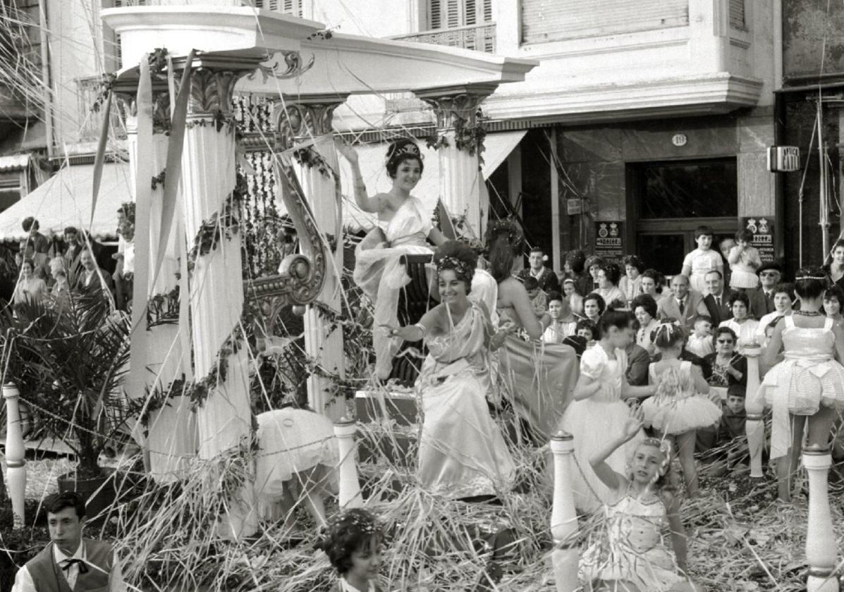 Una carroza de la cabalgata de Pentecostés, con su 'reina' y damas.