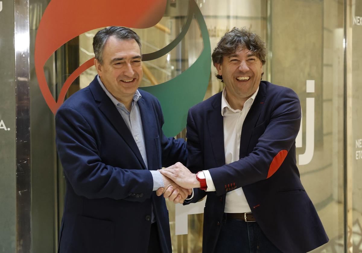 El presidente del PNV, Aitor Esteban, y el líder del PSE-EE, Eneko Andueza durante su reciente reunión en Sabin Etxea.
