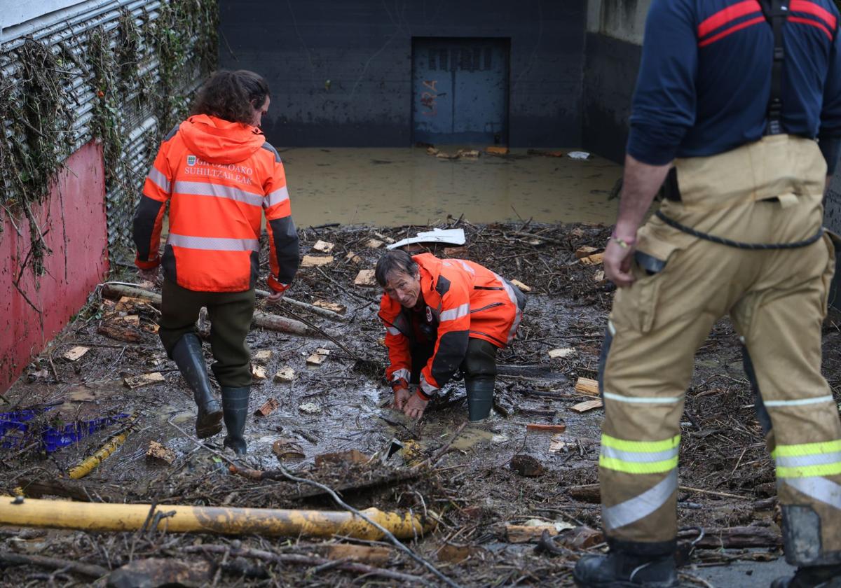 Trabajos de limpieza en el barrio Alegia de Gabiria.