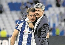 Imanol abraza a Oyarzabal tras el partido.