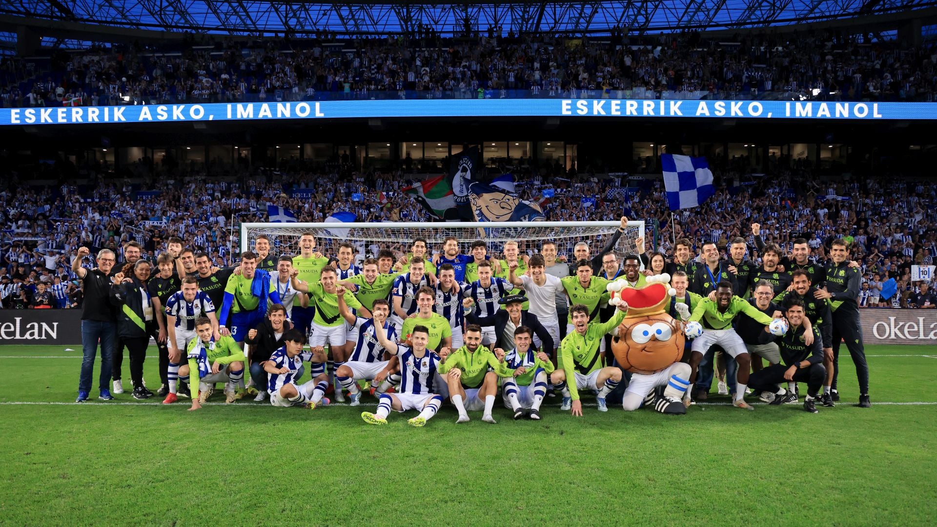 Jugfadores y staff posaron juntos con la Grada Zabaleta de fondo tras el encuentro ante el Girona