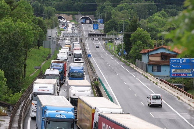 La N-1 en Legorreta sufre retenciones kilométricas tras el vuelco de un camión