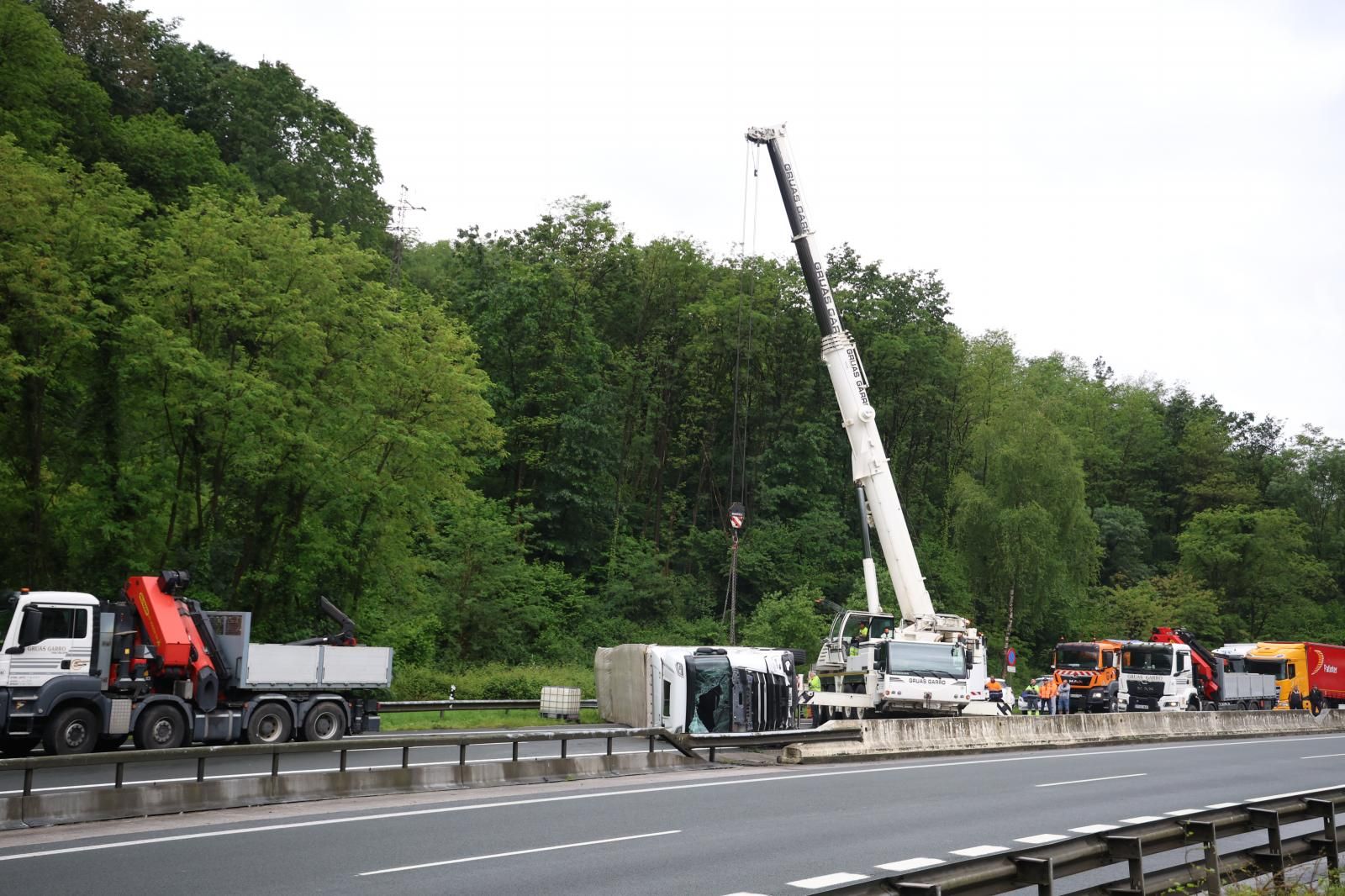 Largas colas en la N-I en Legorreta tras el accidente de un camión