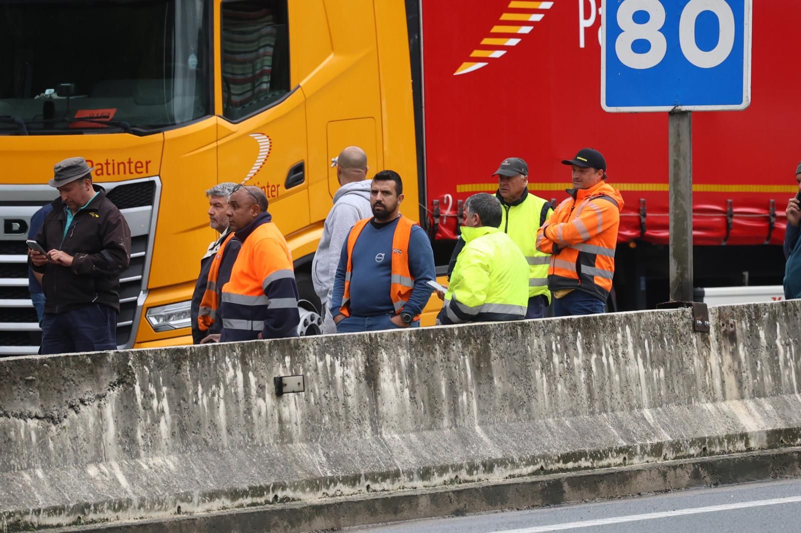 Largas colas en la N-I en Legorreta tras el accidente de un camión