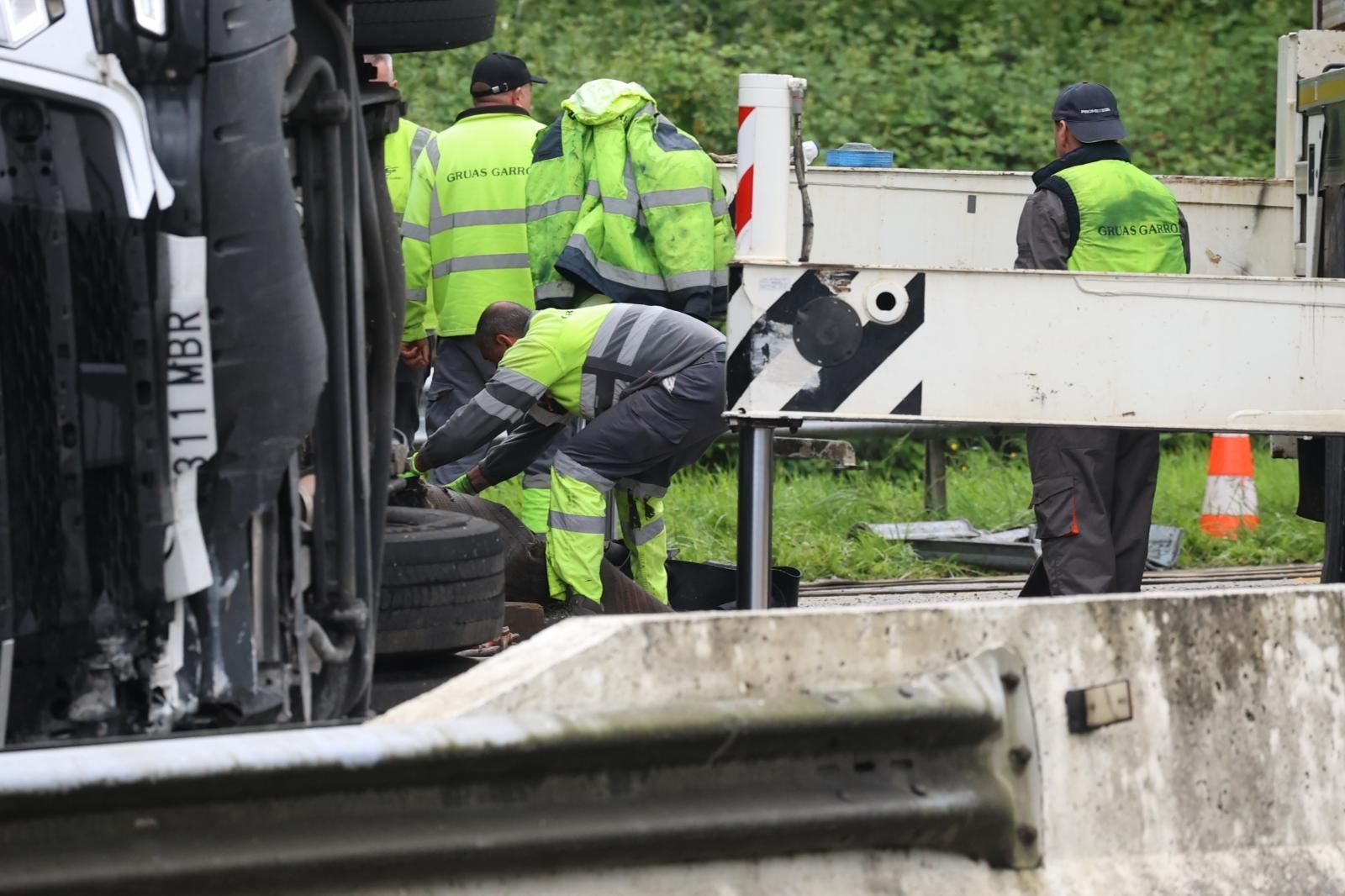 Largas colas en la N-I en Legorreta tras el accidente de un camión