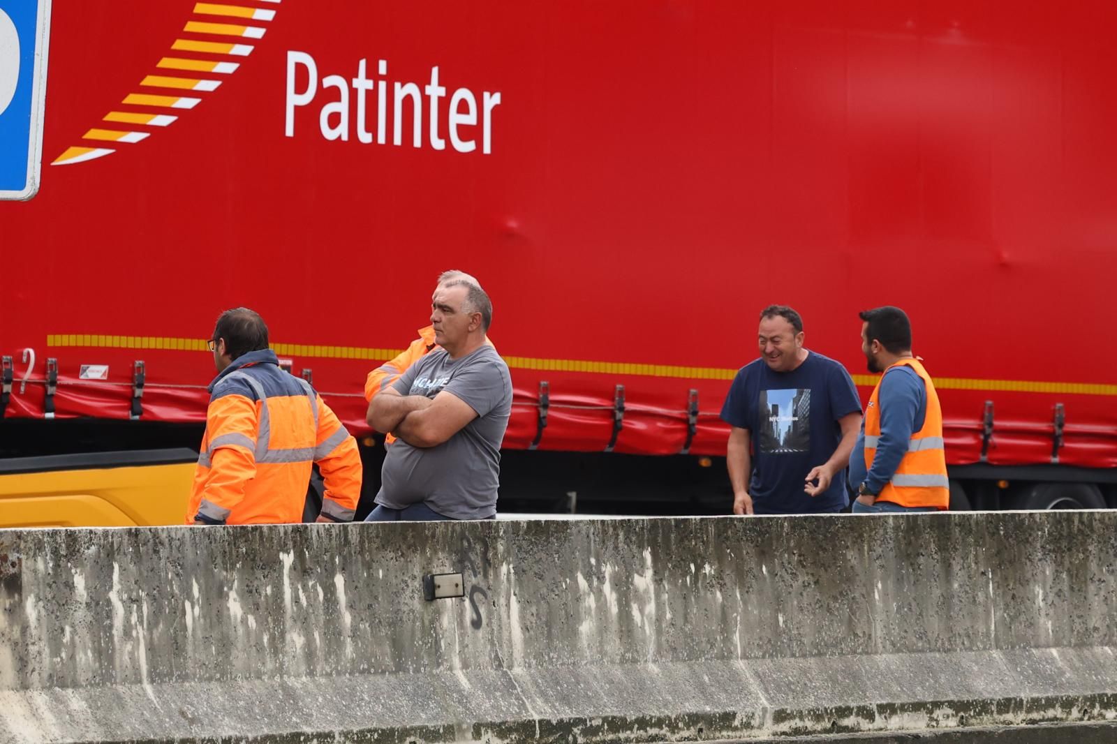 Largas colas en la N-I en Legorreta tras el accidente de un camión