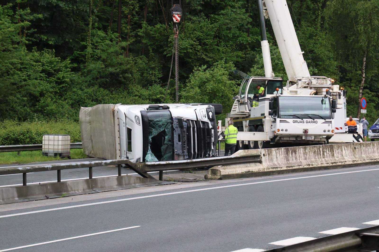 Largas colas en la N-I en Legorreta tras el accidente de un camión