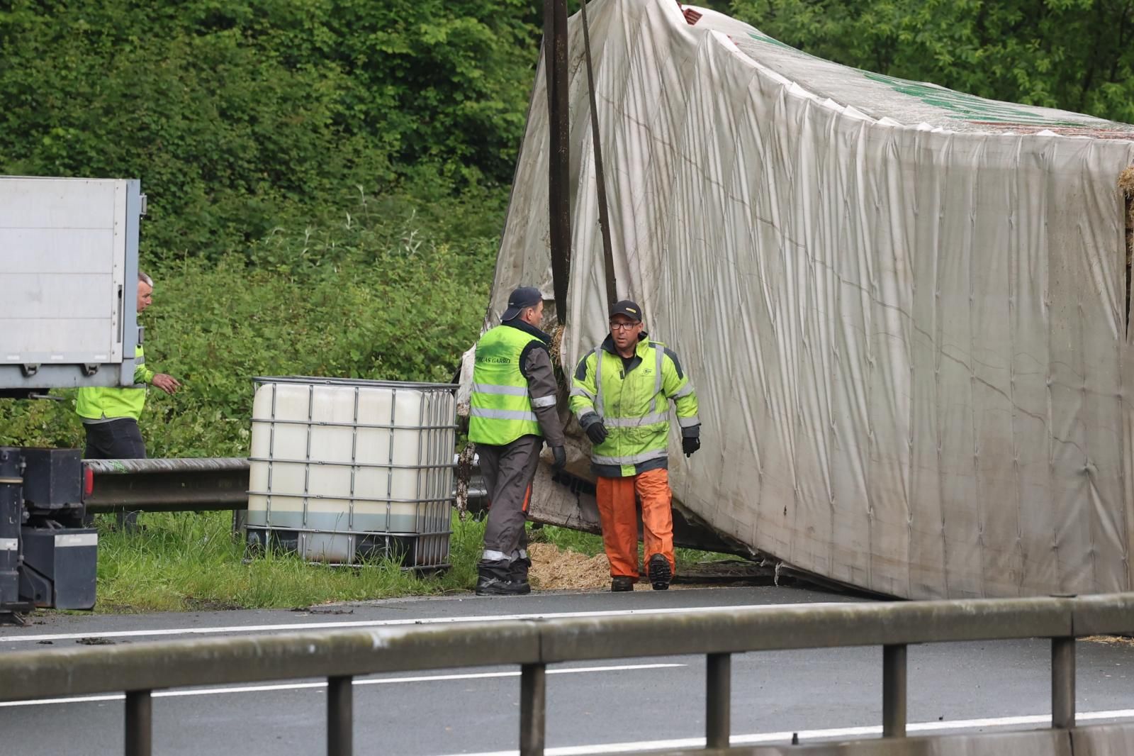 Largas colas en la N-I en Legorreta tras el accidente de un camión