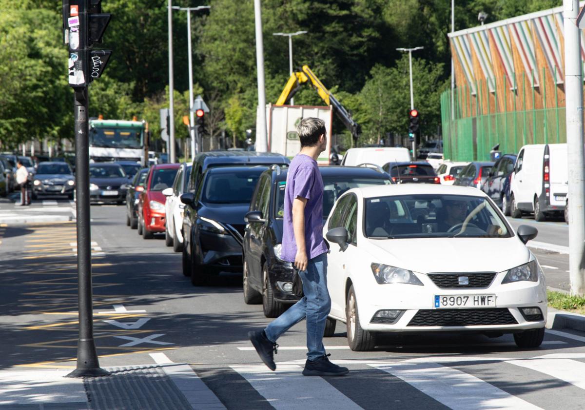 Ajustan el tiempo de los semáforos en la plaza Aita Donostia para agilizar el tráfico