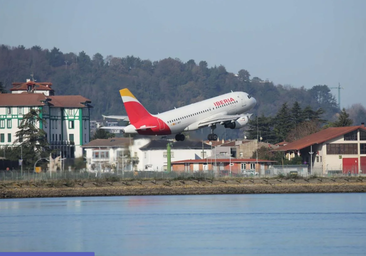 Iberia devolverá a dos donostiarras los 775 euros que pagaron por un taxi a Madrid tras un vuelo cancelado