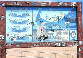 A las puertas de la nueva temporada de verano, Eladio nos envía a la sección de Sirimiri esta imagen de la playa de Zurriola con un escrito de denuncia: «Hace un año, mandé a DV una foto de este panel informativo en el acceso a la playa, que fue publicada. Un año más tarde, el panel está exactamente igual. Vergüenza me daría».