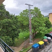Vecinos de Txalon Erreka reclaman la retirada de un poste eléctrico instalado «sin previo aviso»