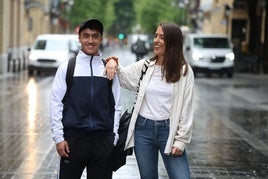Mohamed Aid Boussine y Usoa Toledo posan en la Plaza Gipuzkoa de Donostia.