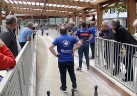 Giro oso ona egon zen goiz osoan Zelai Ondoko bolatokian ikusmin handiarekin.