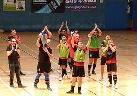 Los deportistas del Miren Taberna OKE celebrando su nueva victoria, la décima consecutiva.