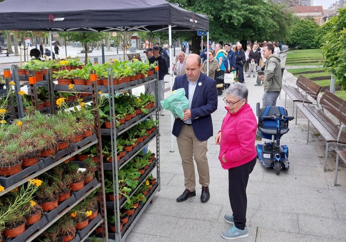 Gorka Álvarez entregó la planta a la irundarra que ocupaba uno de los primeros puestos de la cola.