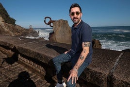 Alex Ubago posa en el Peine del Viento durante la entrevista concedida a este periódico en octubre.