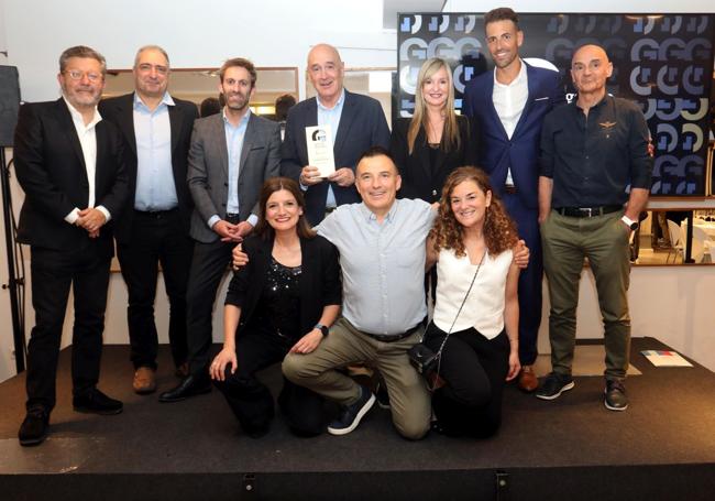 Los compañeros de EL DIARIO VASCO posan junto a Javier Yurrita después de recibir este la sorpresa.