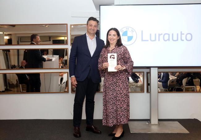 Elena Arzak, en nombre del Restaurante Arzak, recibió el Gran Premio Gastronomika Sariak BMW Lurauto 2025 de manos de Luis Miguel García, CEO de BMW Lurauto.