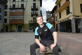Iñaki Artola, en las calles de Alegia, su pueblo y cuyos vecinos se volcarán de nuevo con un pelotari al que tienen en alta estima.