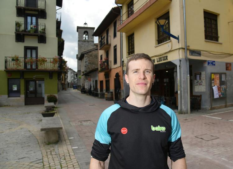 Iñaki Artola, en las calles de su Alegia.