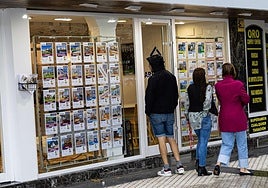 Un joven estudia ofertas inmobiliarias.