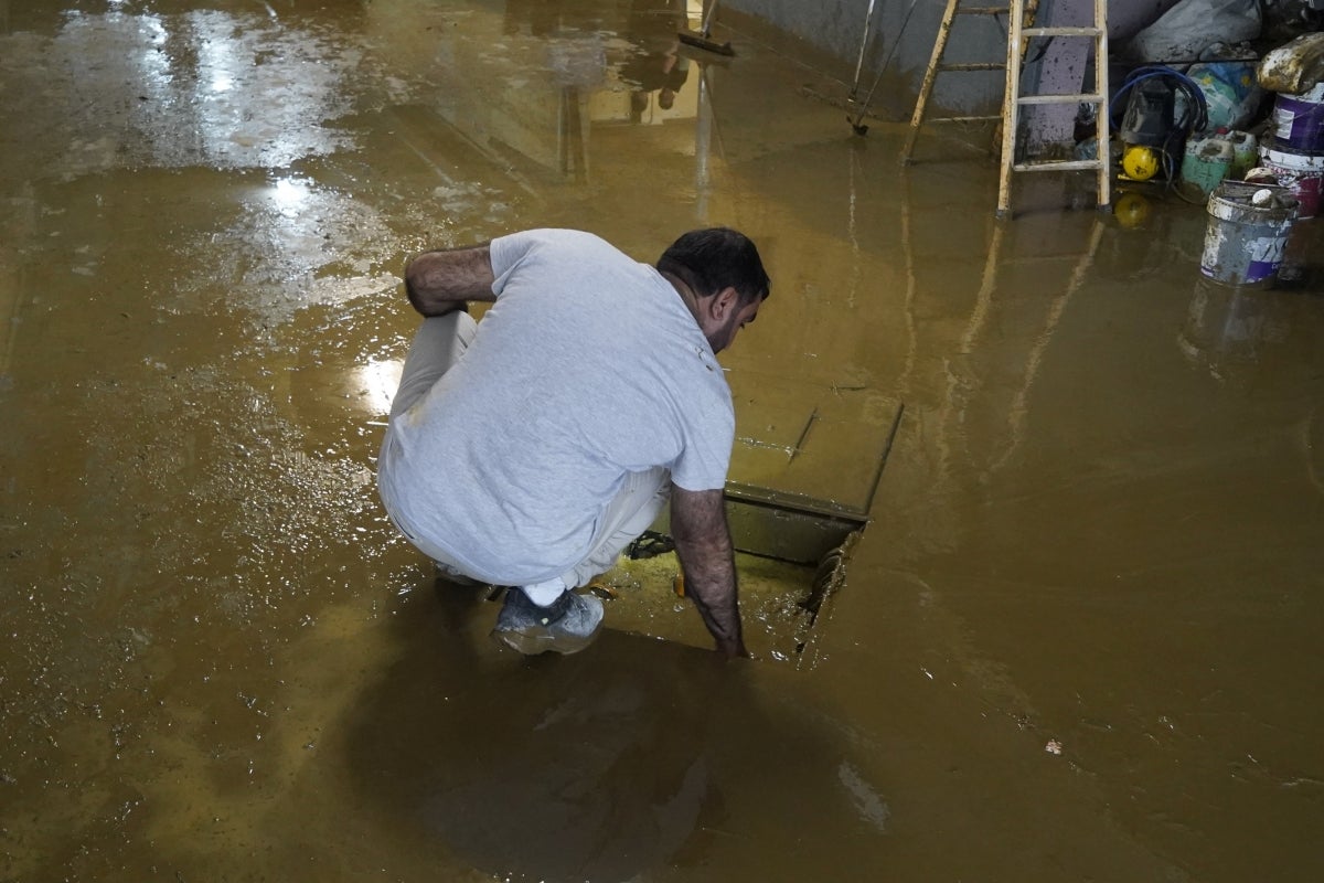 Jornada de limpieza en Gabiria tras la inundación