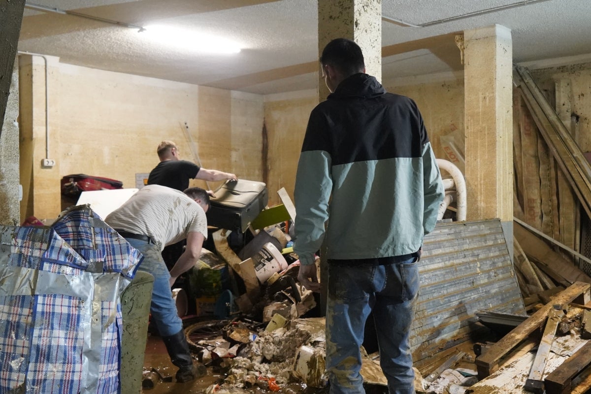 Jornada de limpieza en Gabiria tras la inundación