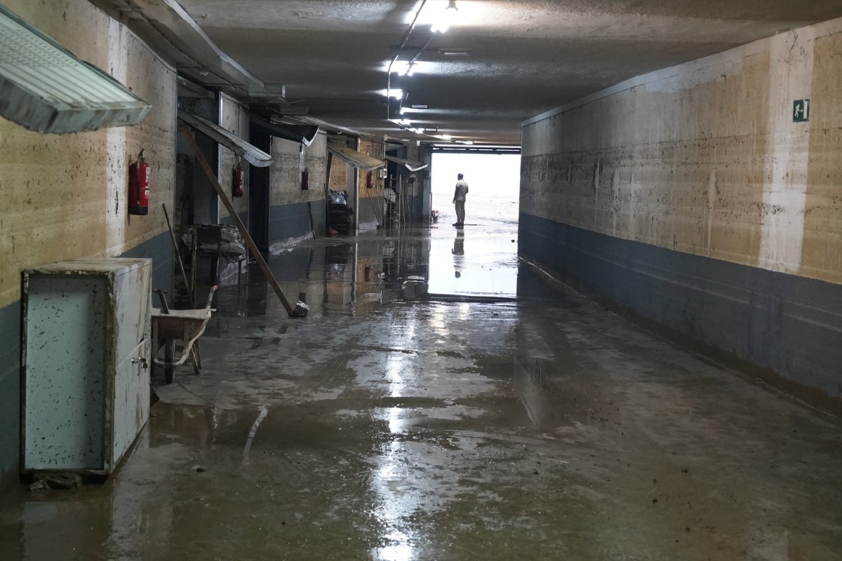 Jornada de limpieza en Gabiria tras la inundación