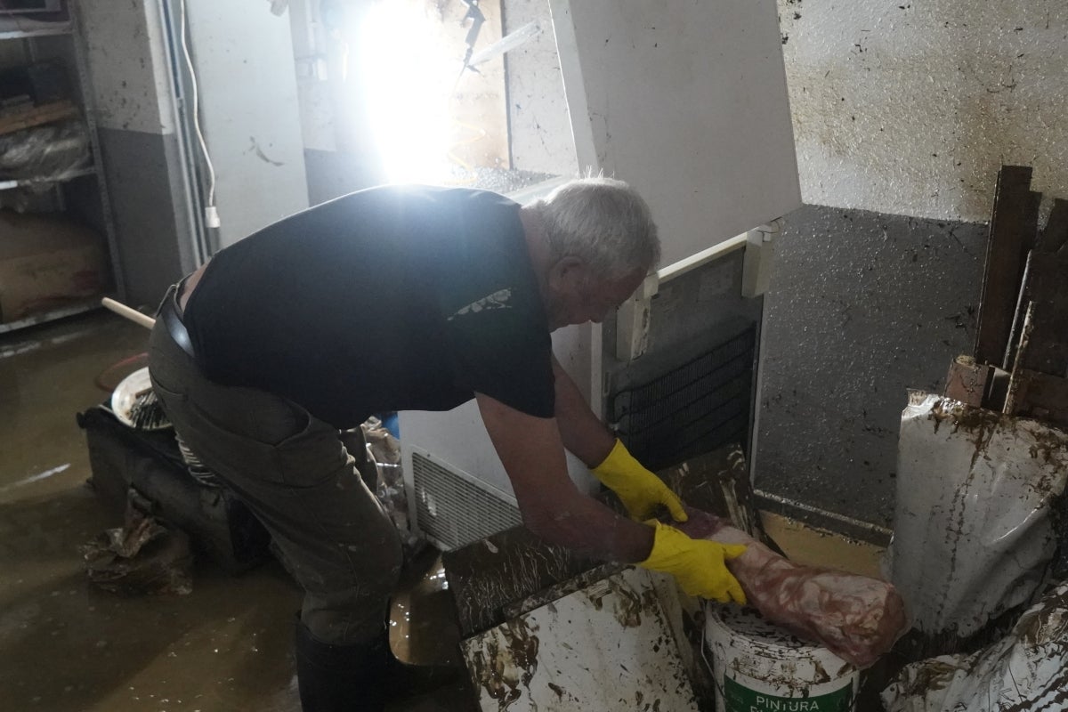 Jornada de limpieza en Gabiria tras la inundación