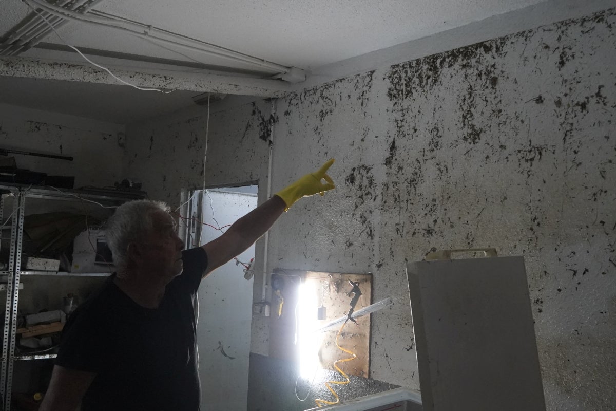 Jornada de limpieza en Gabiria tras la inundación
