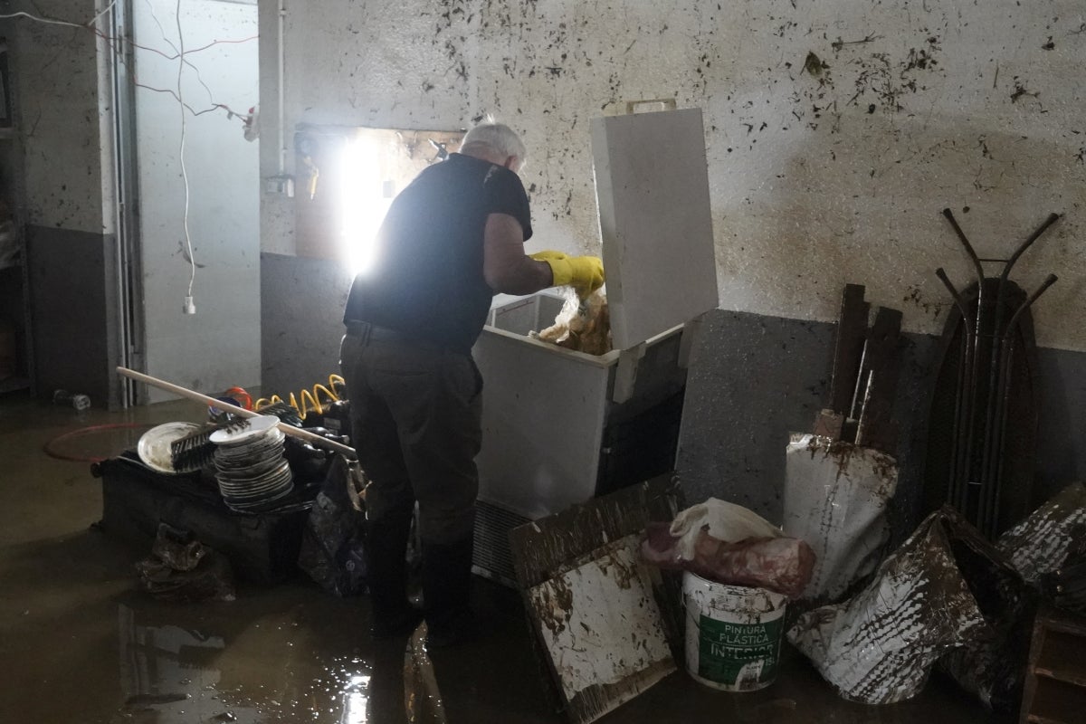 Jornada de limpieza en Gabiria tras la inundación