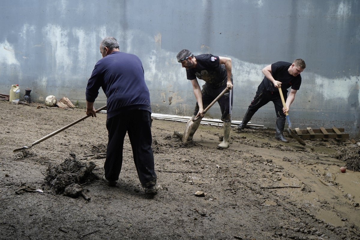 Jornada de limpieza en Gabiria tras la inundación