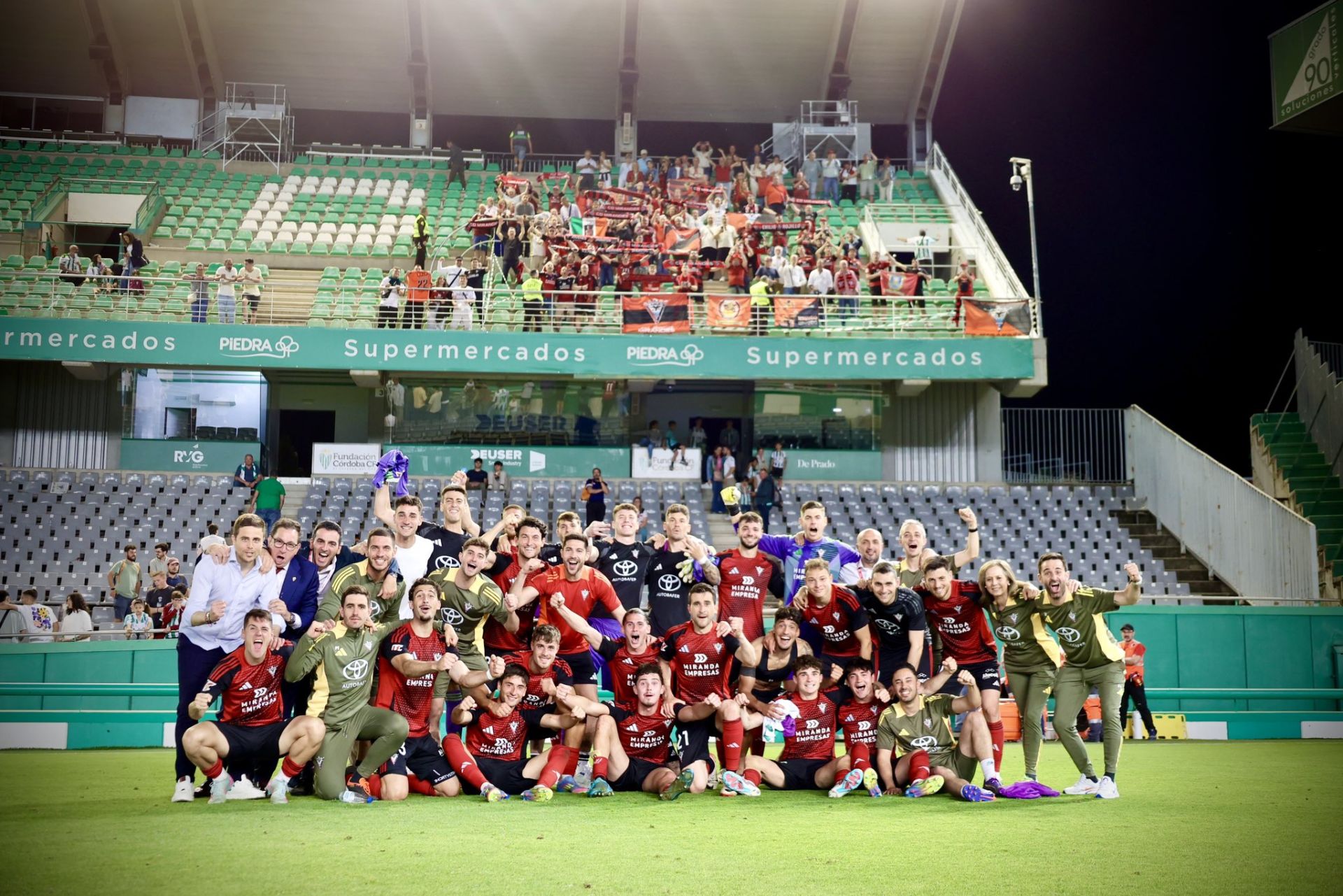 El Mirandés celebra su victoria en Córdoba