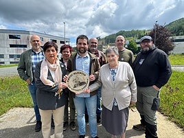 El portavoz IkerLaka junto con ediles y simpatizantes en el indutrialdea de Pagatza.