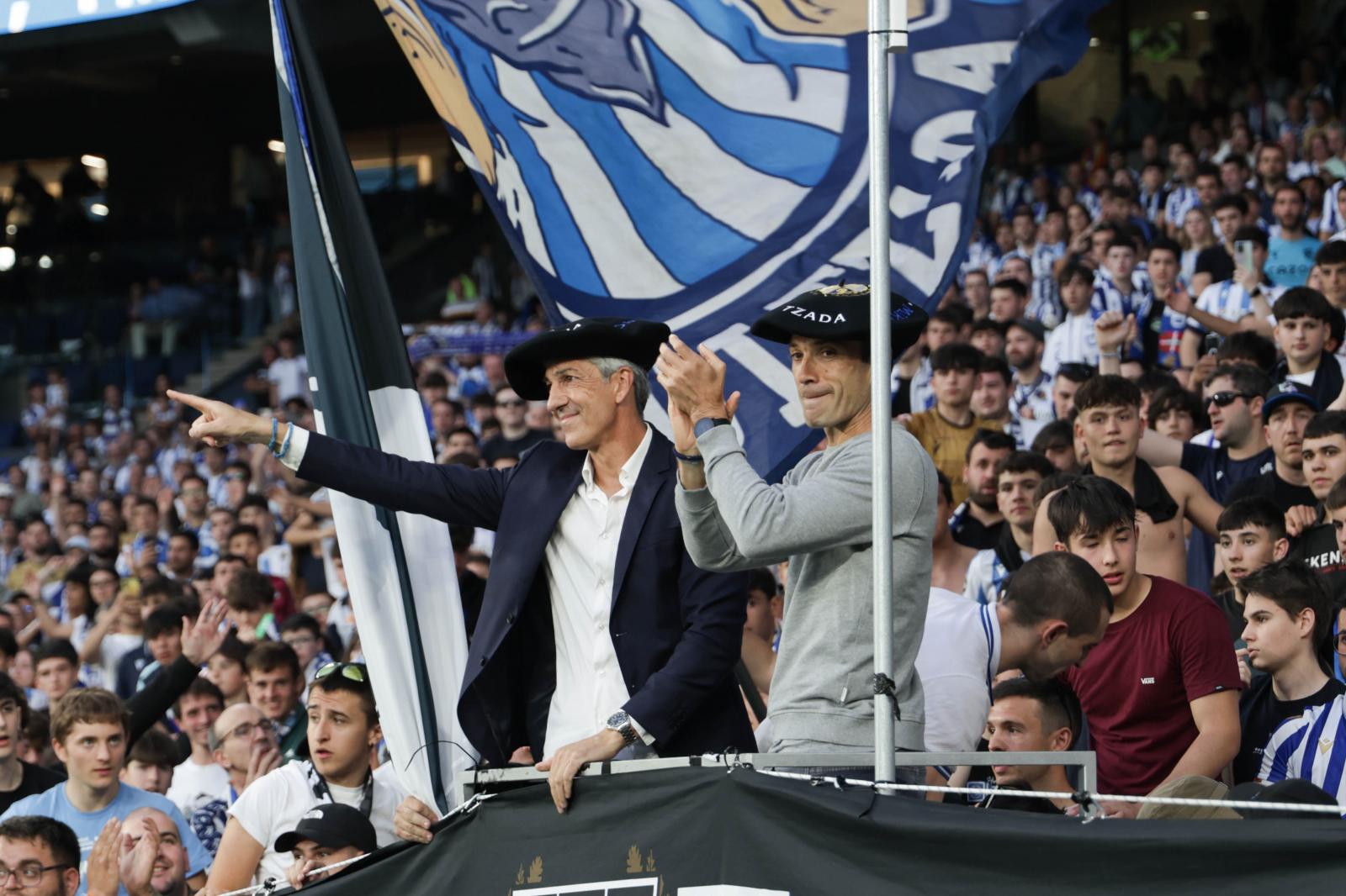 Imanol, junto a Labaka y con la txapela calada, homenajeado por la afición txuri-urdin